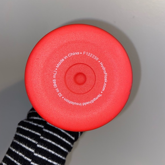 SOLD🌟 Red 32oz Hydroflask - Picture 5 of 7